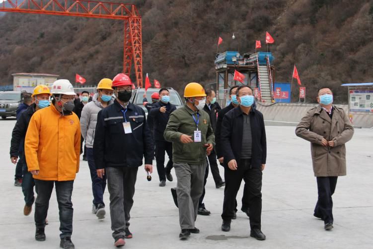 四川省副省長、黨組成員楊洪波在九綿高速LJ9項目調(diào)研疫情防控和復工復產(chǎn)情況
