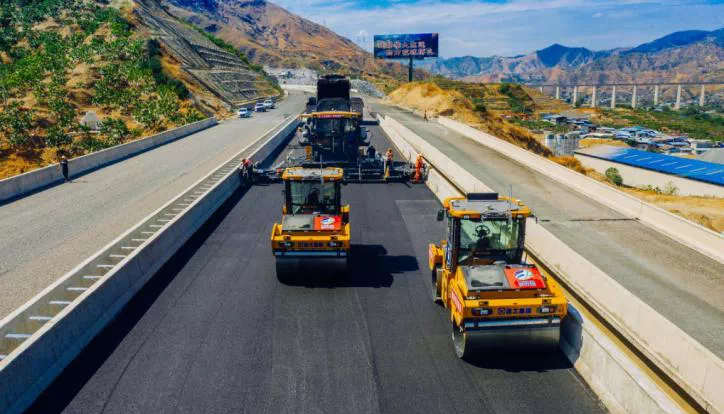 全球首次！無人駕駛壓路機(jī)成群結(jié)隊(duì)“上路”！