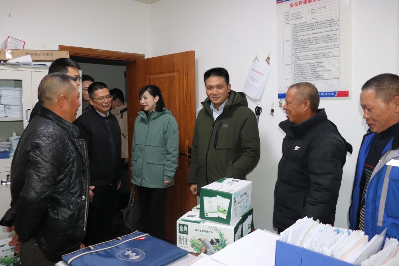 四川路橋黨委委員、董事、工會主席朱年紅赴川交公司項(xiàng)目一線開展“冬送溫暖”慰問活動