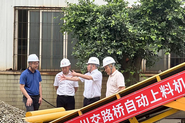 川交公司黨委書記、董事長杜江林到S11線拌合站自動上料系統(tǒng)疲勞實驗現(xiàn)場指導工作
