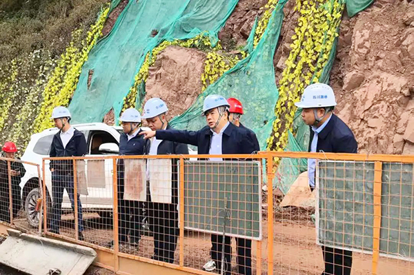 川交公司黨委書記、董事長杜江林一行深入西寧高速公路項目、會祿高速項目開展“五一”節(jié)前安全專項檢查